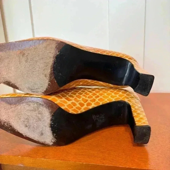 Stuart Weitzman Vintage Yellow Faux Snake Skin Heels- Size 8 - Picture 10 of 13